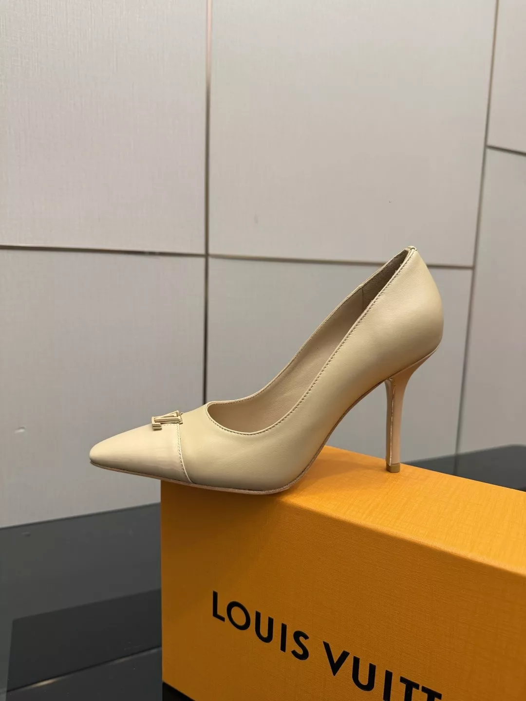 루이비통 LV 로고 포인트 슬링백 미들힐 상세 이미지 7