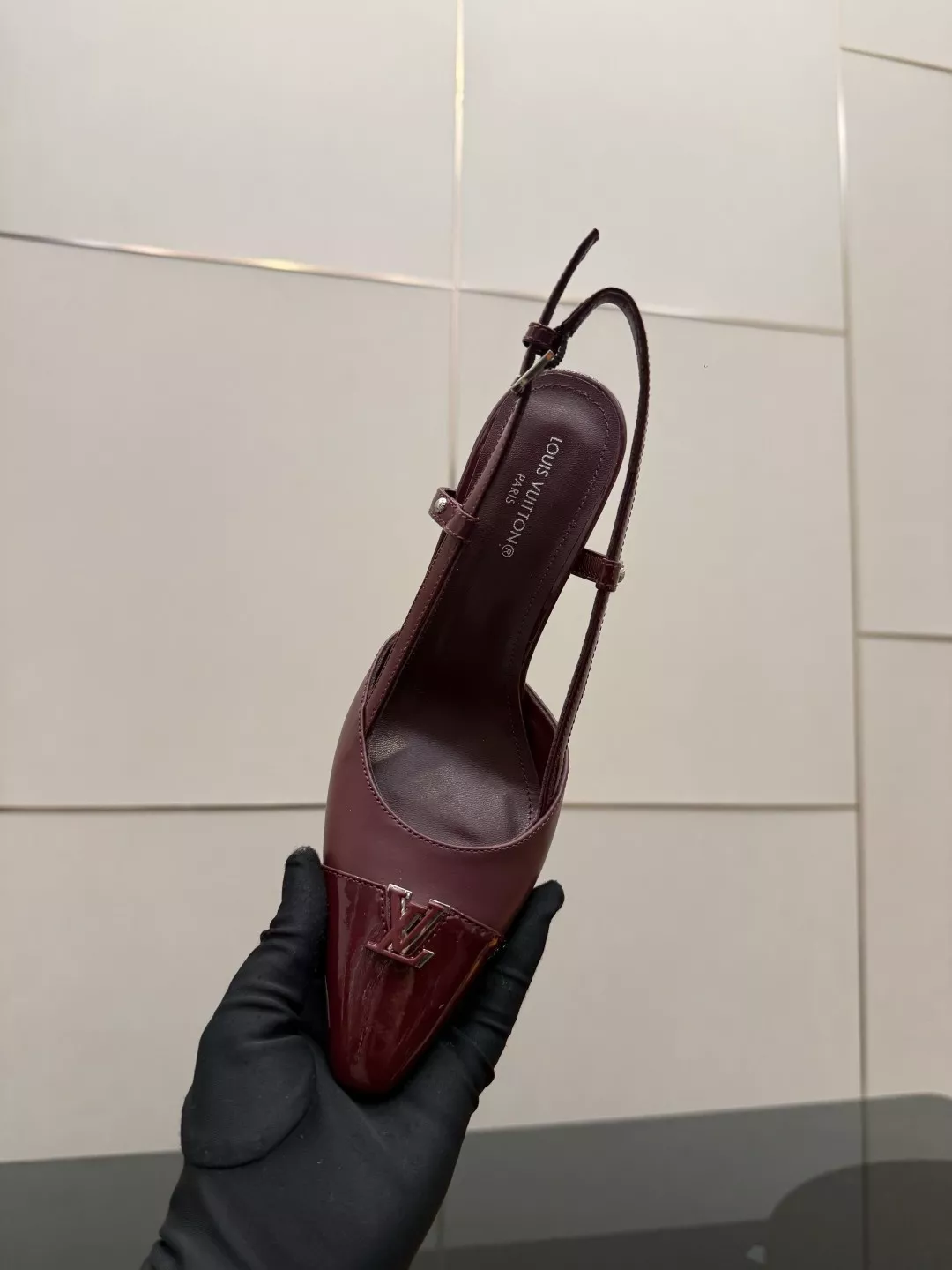 루이비통 LV 로고 장식 모노그램 엠보 슬링백 미들힐 상세 이미지 9