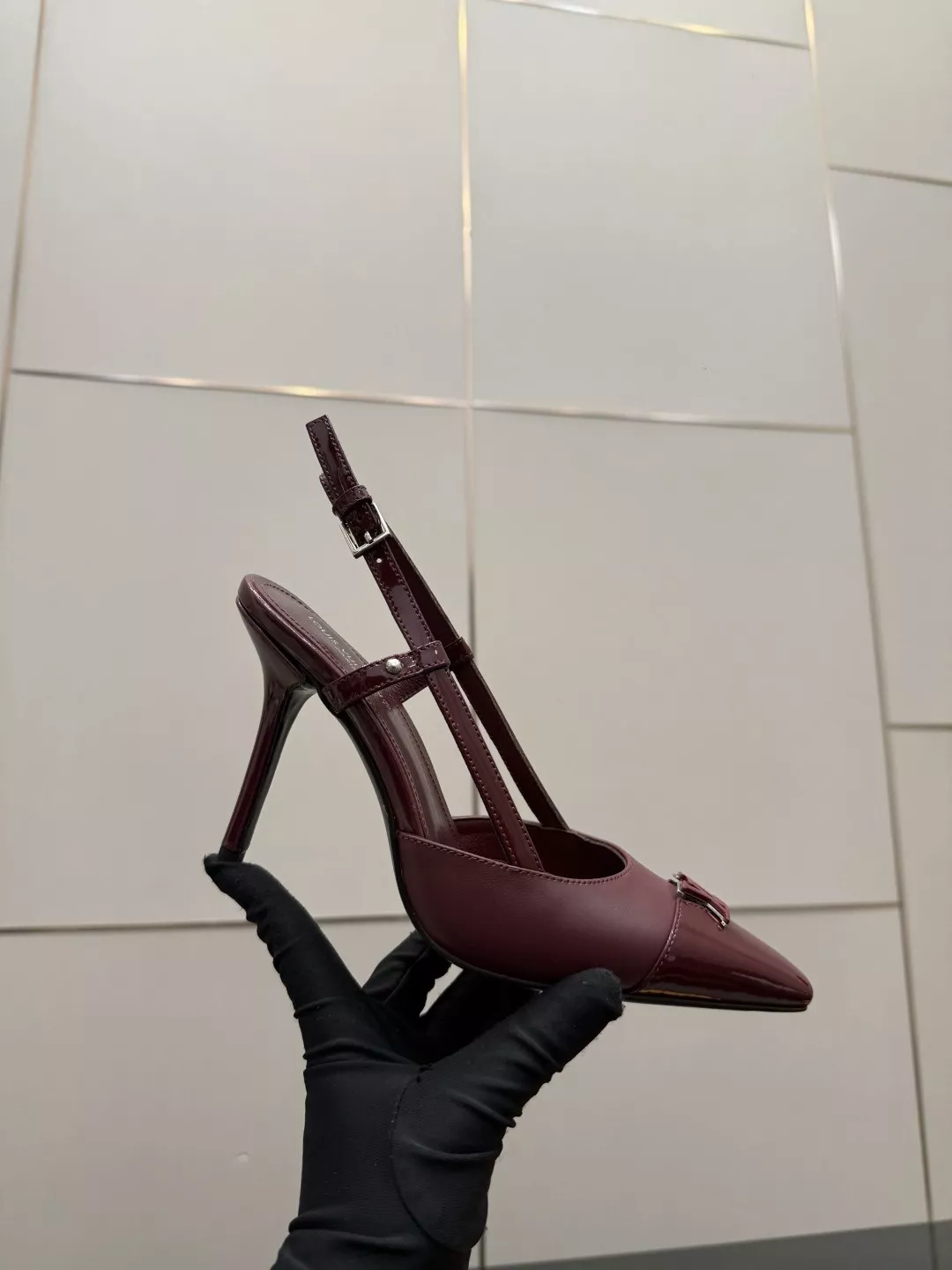 루이비통 LV 로고 장식 모노그램 엠보 슬링백 미들힐 상세 이미지 8