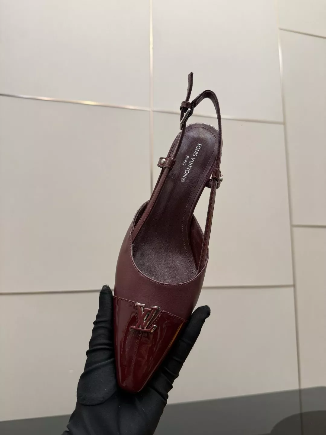 루이비통 LV 로고 장식 미들힐 슬링백 상세 이미지 9