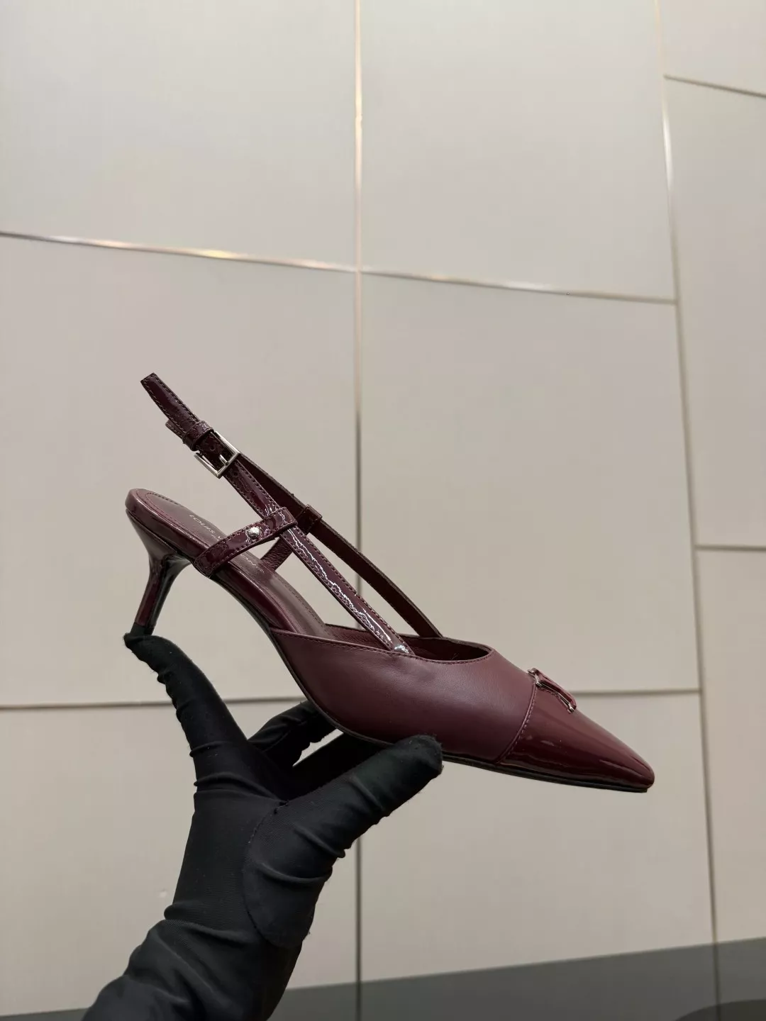 루이비통 LV 로고 장식 미들힐 슬링백 상세 이미지 8