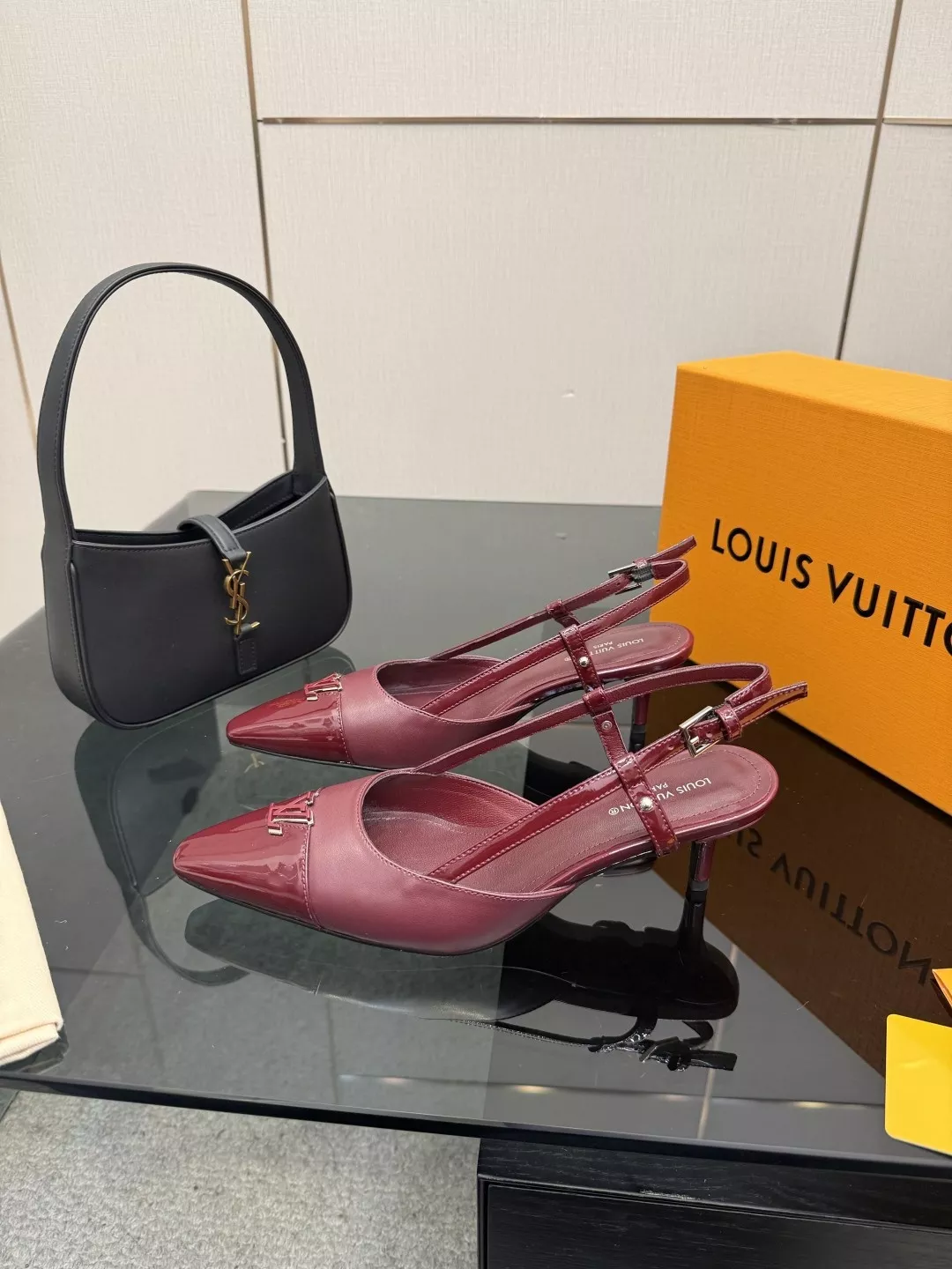 루이비통 LV 로고 장식 미들힐 슬링백 상세 이미지 2