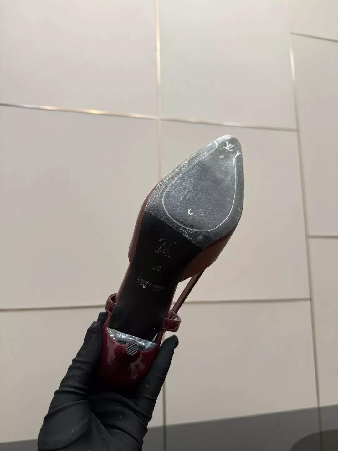 루이비통 LV 로고 장식 미들힐 슬링백 상세 이미지 10