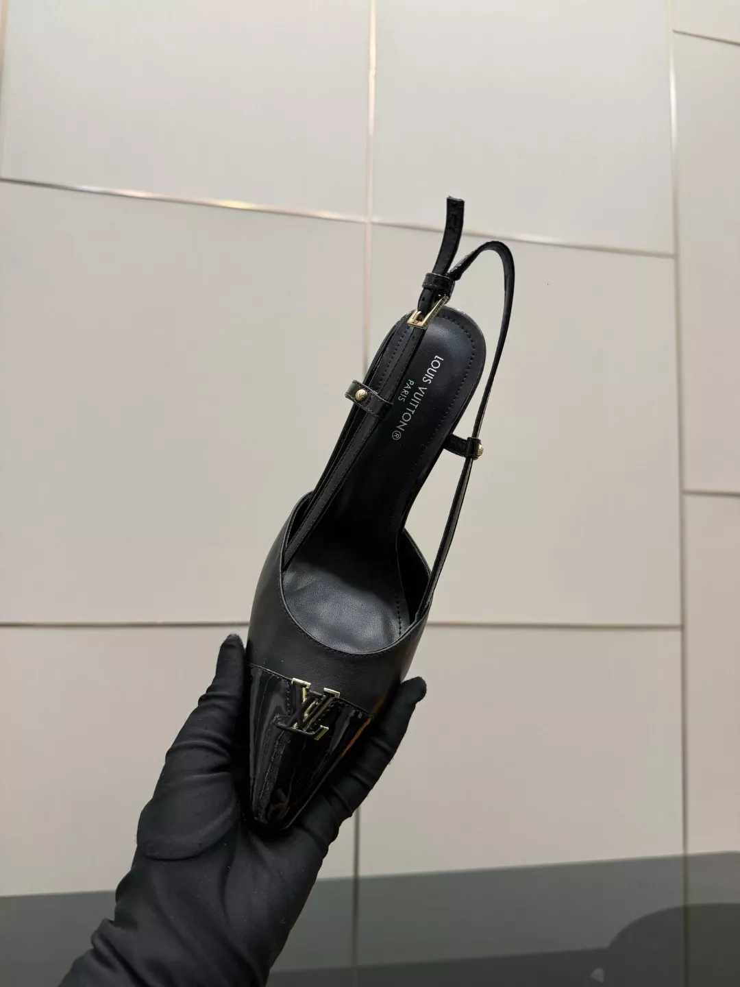 루이비통 LV 로고 포인트 미들힐 슬링백 슈즈 상세 이미지 9