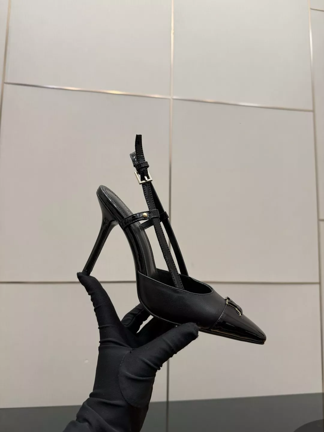 루이비통 LV 로고 포인트 미들힐 슬링백 슈즈 상세 이미지 8