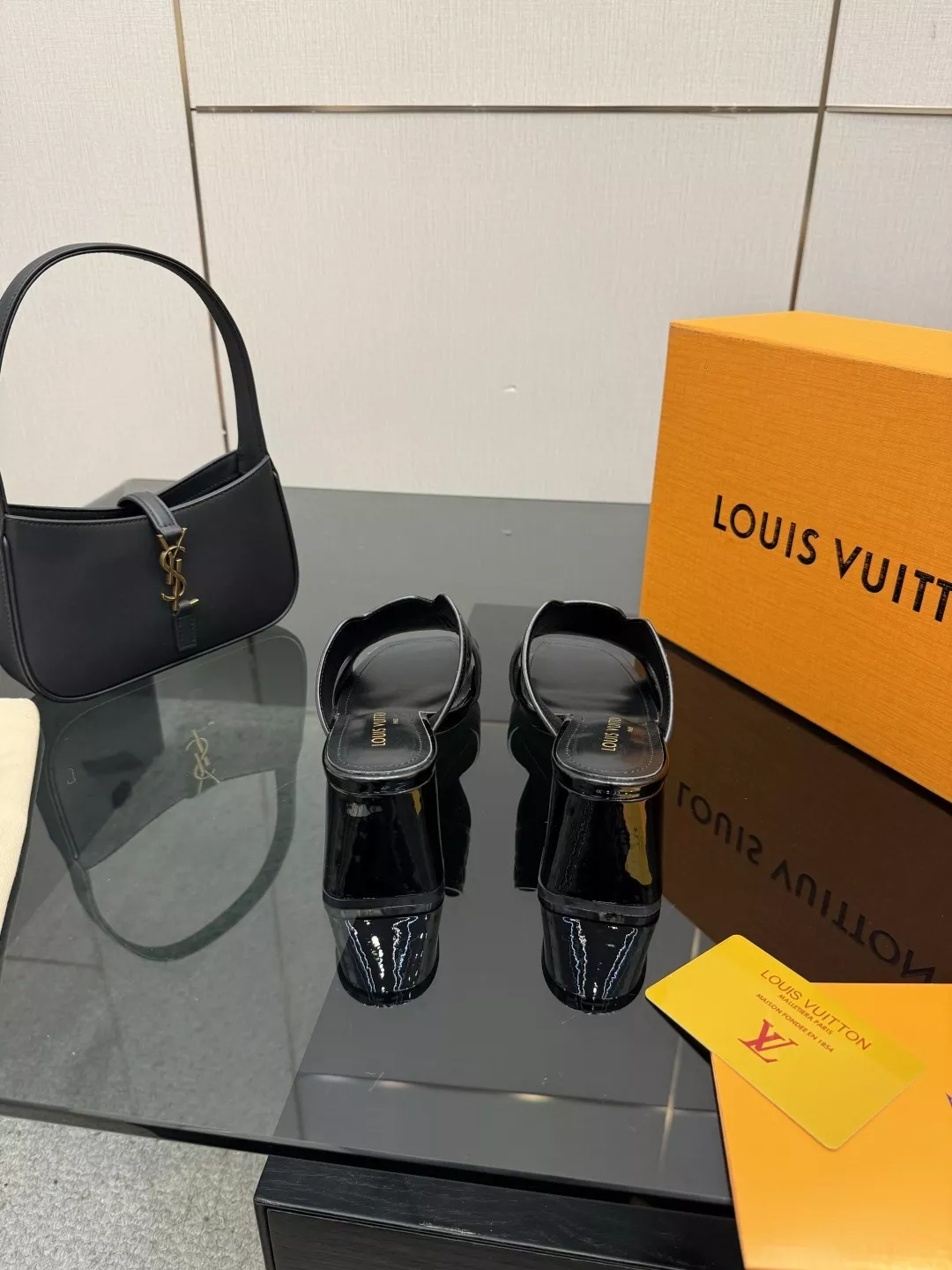 루이비통 LV 엠보 로고 미들힐 스트랩 샌들 상세 이미지 5