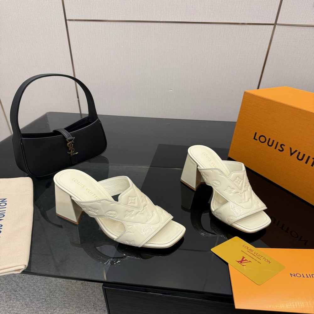 루이비통 LV 엠보싱 포인트 미들힐 스트랩 샌들