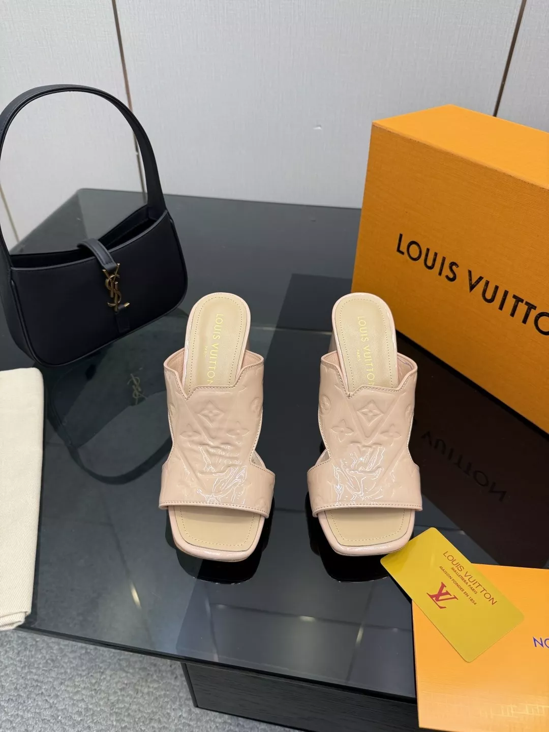 루이비통 LV 엠보 로고 미들굽 뮬 슬리퍼 상세 이미지 1