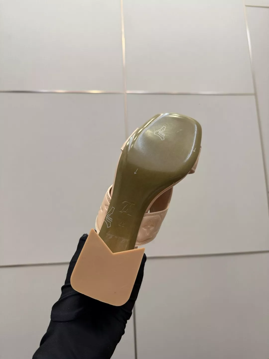 루이비통 LV 엠보싱 로고 미드힐 샌들 상세 이미지 10
