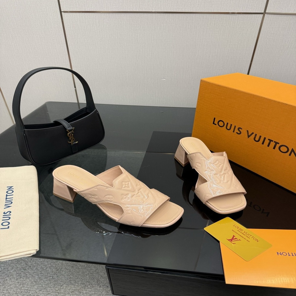 루이비통 LV 엠보싱 로고 미드힐 샌들