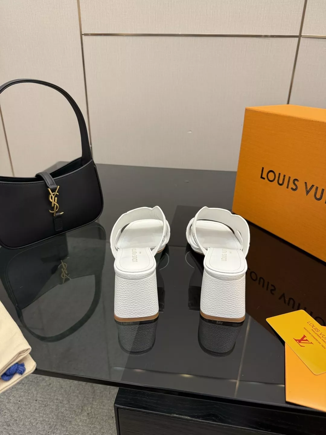 루이비통 2026 파리 패션쇼 컬렉션 LV 엠보 중굽 스트랩 샌들 상세 이미지 5