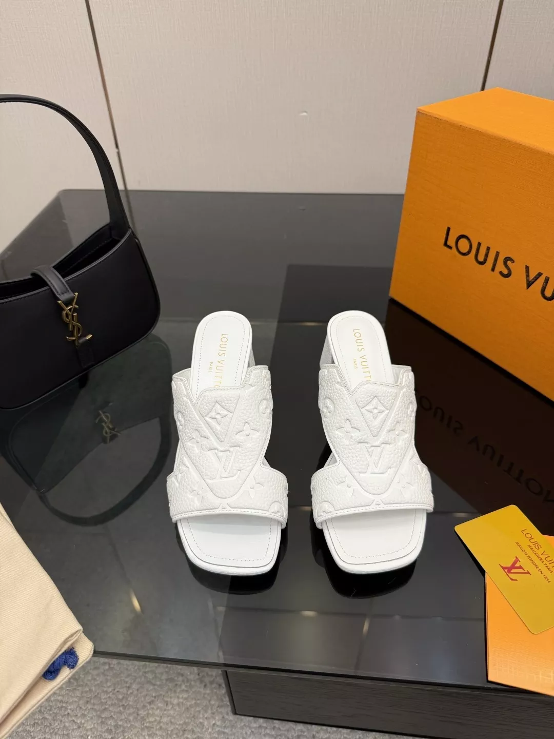 루이비통 2026 파리 패션쇼 컬렉션 LV 엠보 중굽 스트랩 샌들 상세 이미지 1