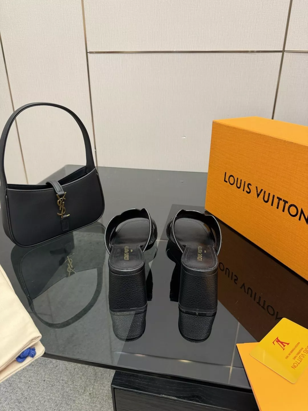 루이비통 2026 파리 쇼 시즌 LV 엠보 미들힐 샌들 상세 이미지 5