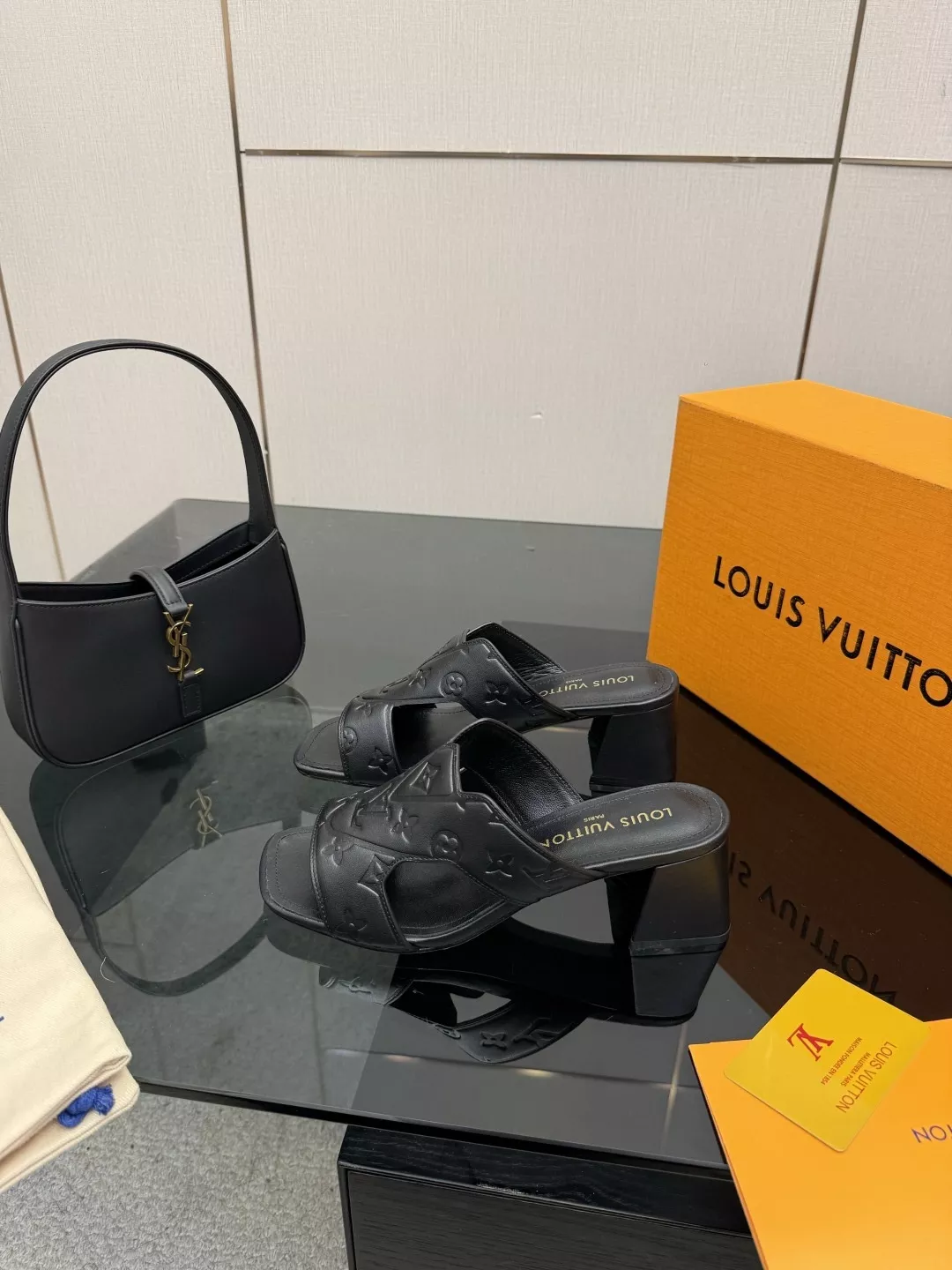 루이비통 LV 엠보싱 크로스 스트랩 미들힐 샌들 상세 이미지 2