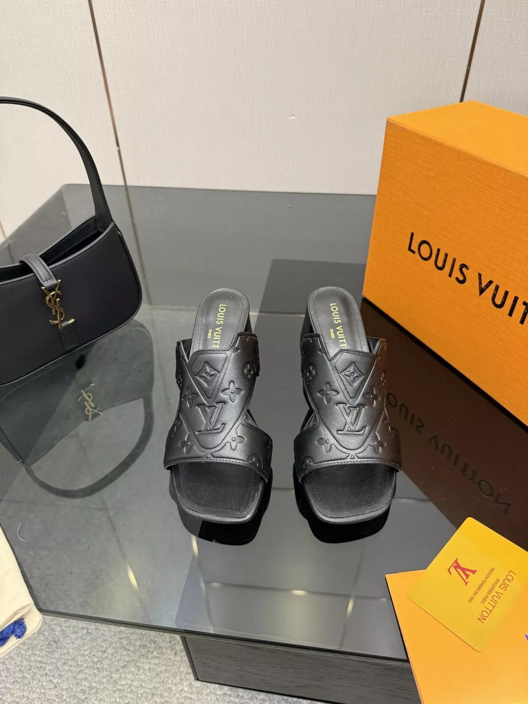 루이비통 LV 엠보싱 크로스 스트랩 미들힐 샌들 상세 이미지 1