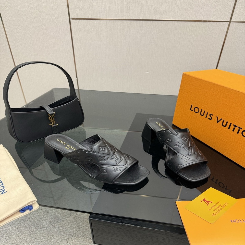 루이비통 LV 엠보싱 크로스 스트랩 미들힐 샌들