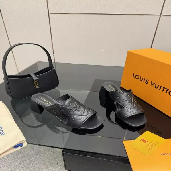 루이비통 LV 엠보싱 크로스 스트랩 미들힐 샌들