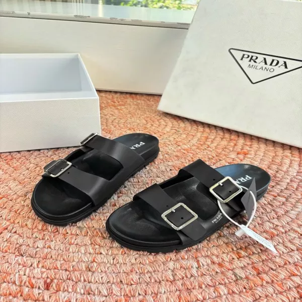 프라다 메탈 삼각 로고 포인트 레더 슬리퍼