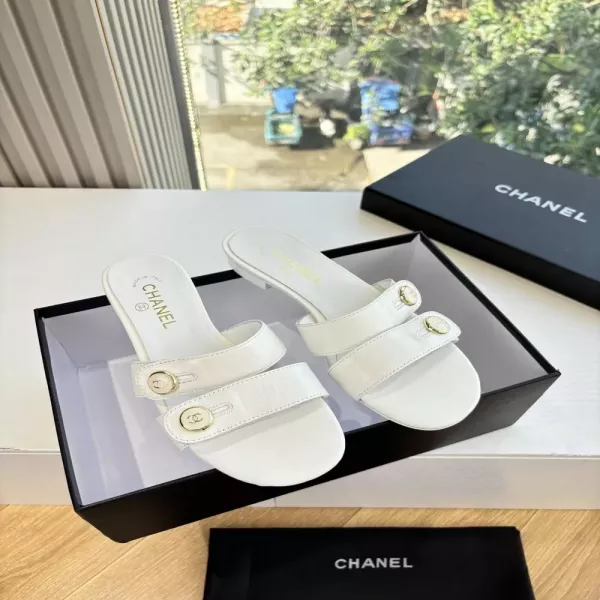 샤넬 더블C 로고 스퀘어토 힐 뮬 샌들