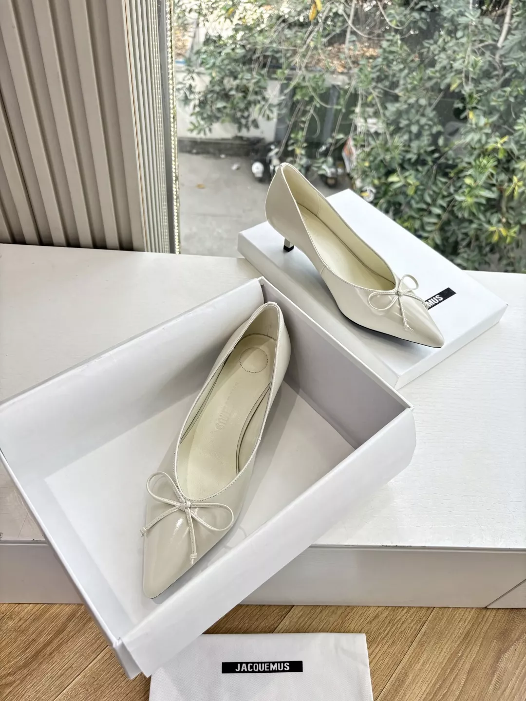 자크뮈스 25SS 리본 장식 포인티드토 플랫 슈즈 상세 이미지 2