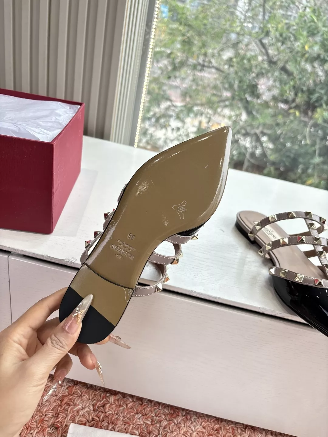발렌티노 V로고 시그니처 스터드 페이턴트 뮬 상세 이미지 7