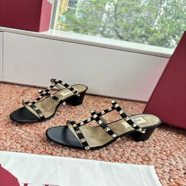 발렌티노 V로고 시그니처 스터드 스트랩 샌들