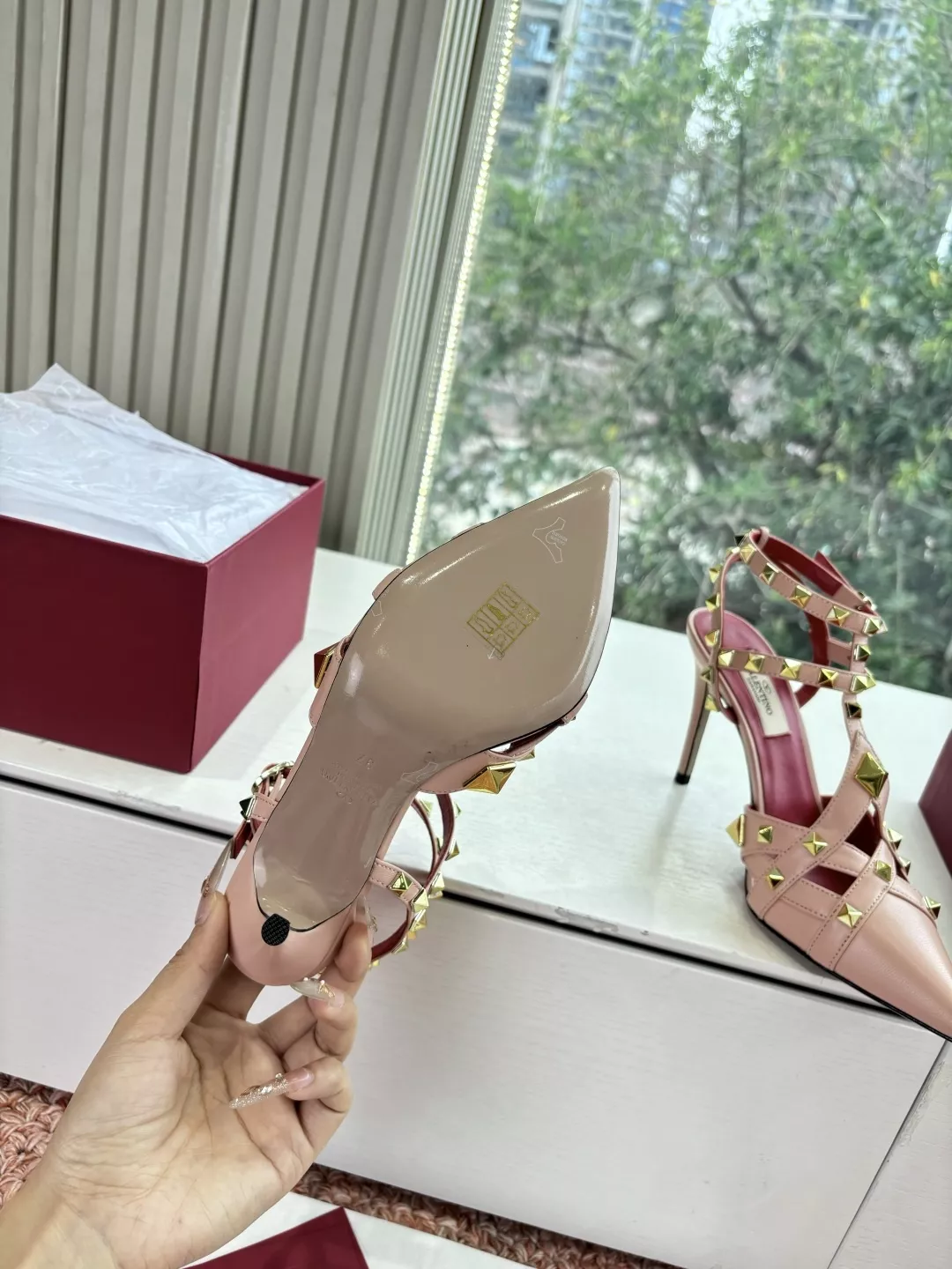 발렌티노 브이로고 시그니처 스터드 스트랩 힐 샌들 상세 이미지 7