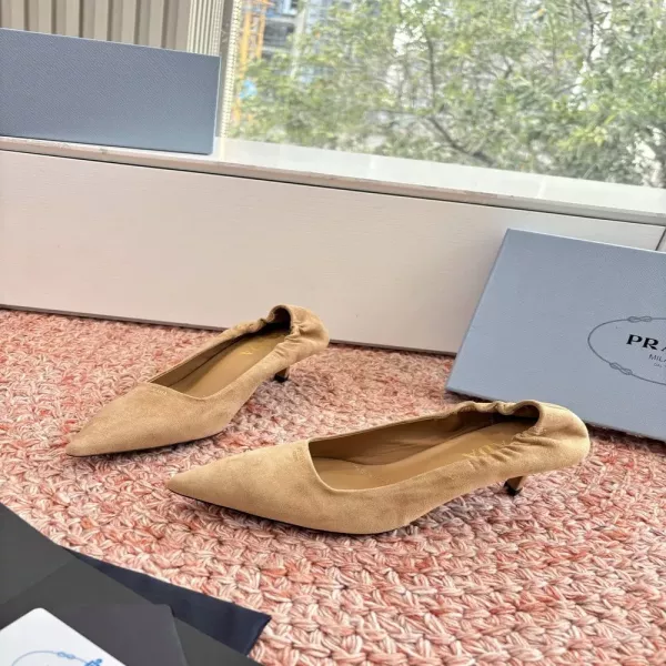 프라다 삼각 로고 포인트 스틸레토 미들힐 펌프스