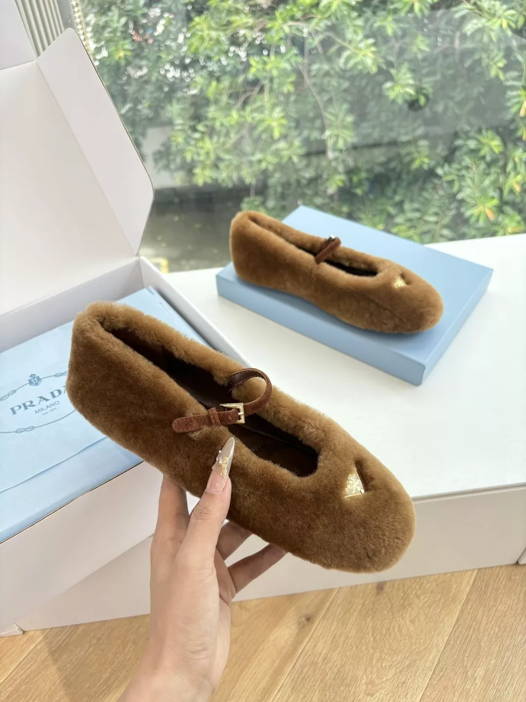 프라다 메탈 삼각 로고 퍼 메리제인 슈즈 상세 이미지 3