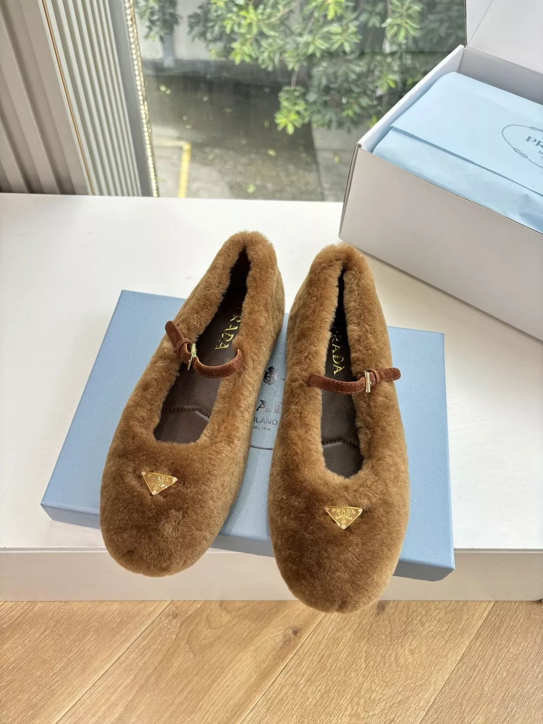 프라다 메탈 삼각 로고 퍼 메리제인 슈즈 상세 이미지 4