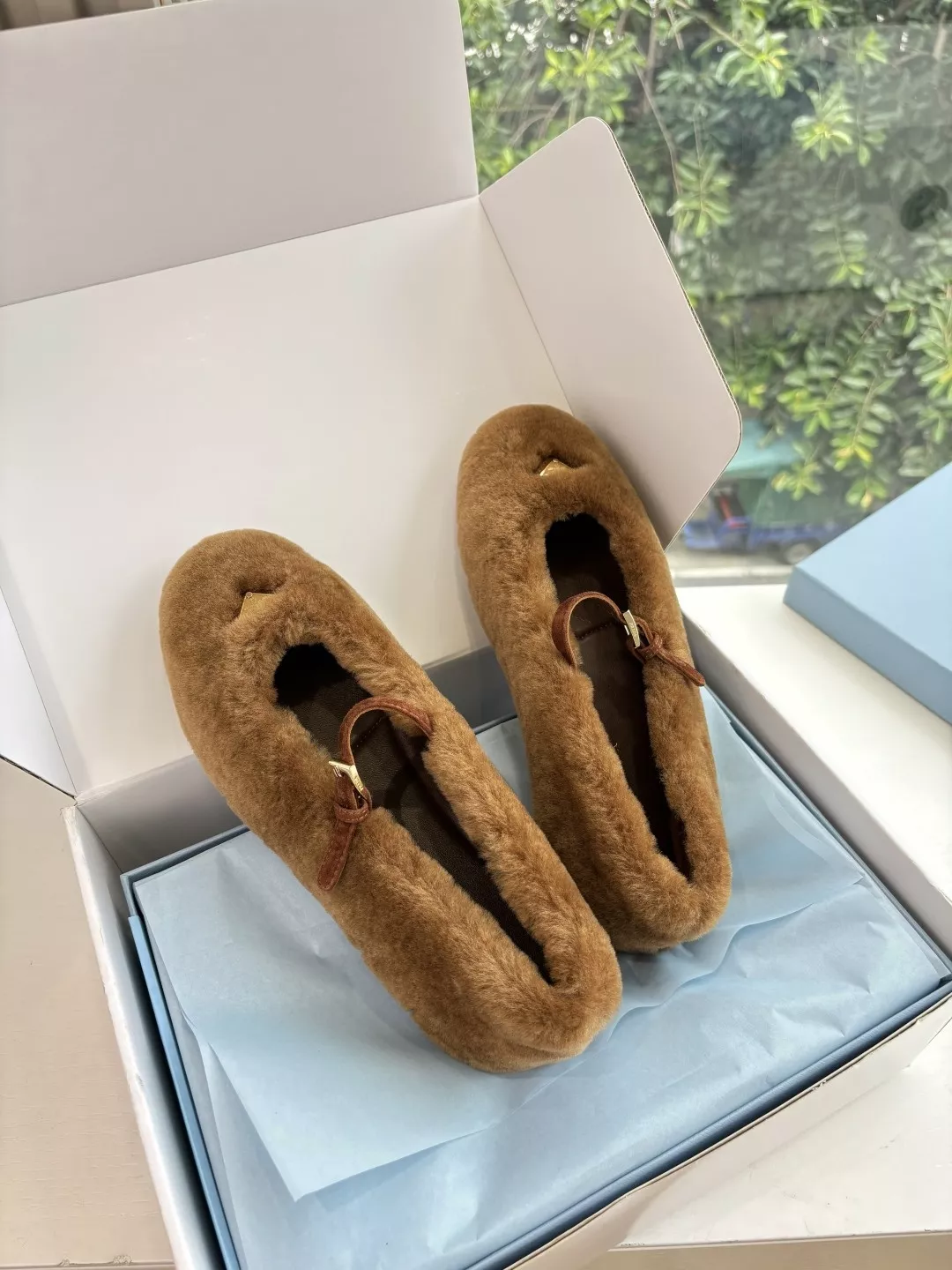 프라다 메탈 삼각 로고 퍼 메리제인 슈즈 상세 이미지 2