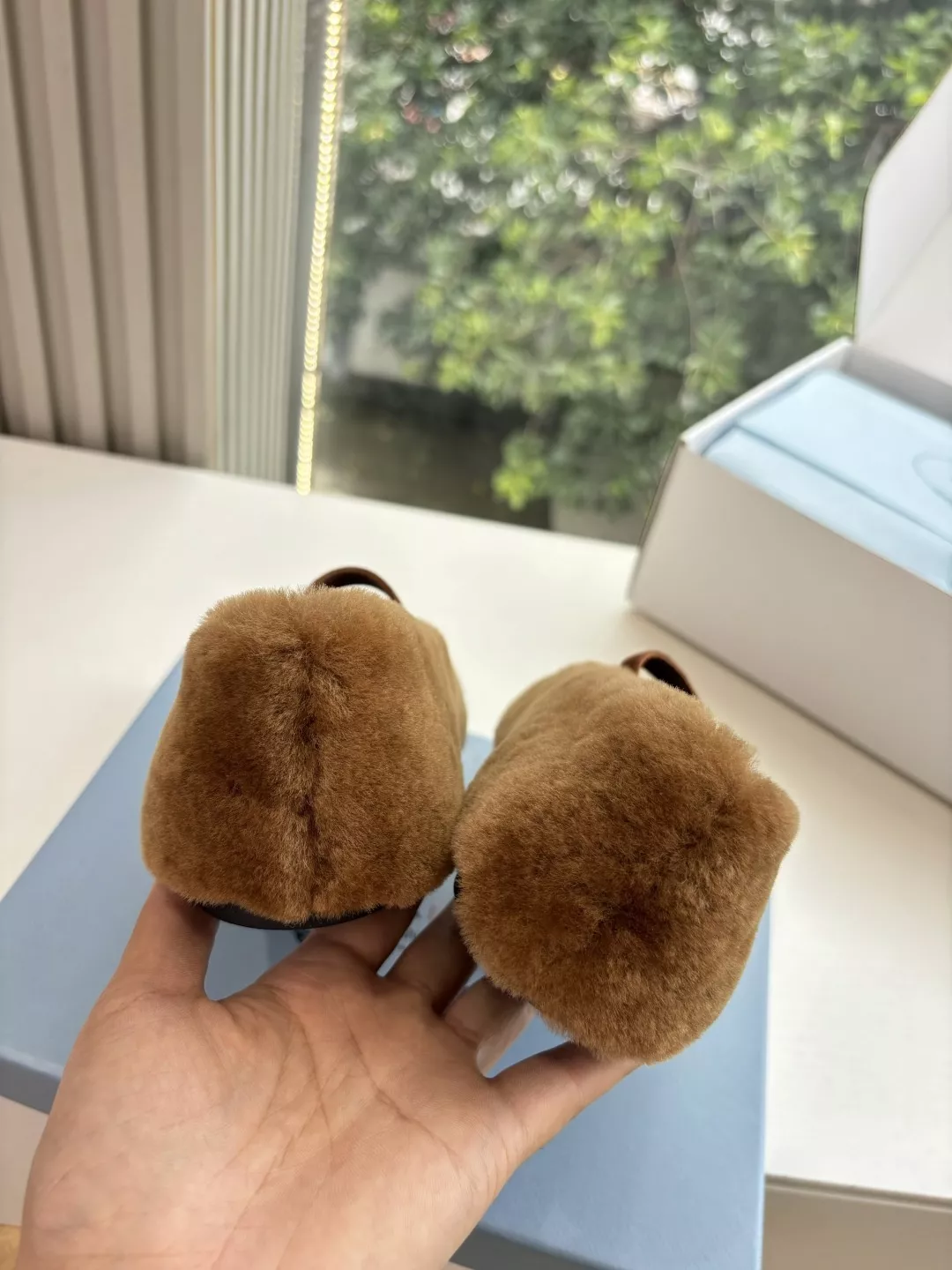 프라다 메탈 삼각 로고 퍼 메리제인 슈즈 상세 이미지 9