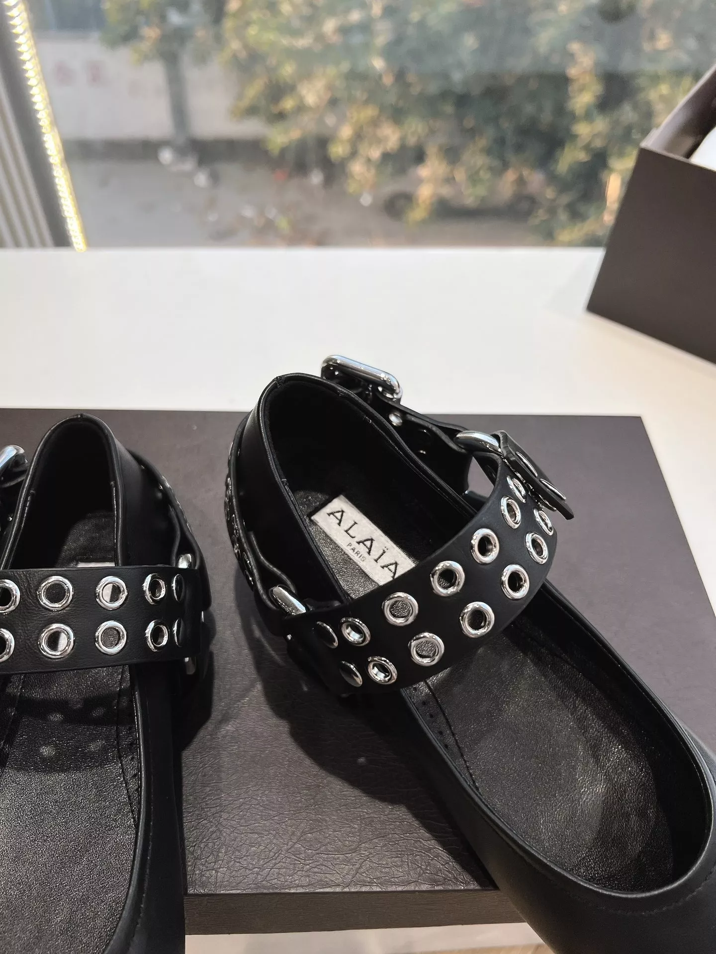 알라이아 피쉬넷 펀칭 디테일 레더 발레리나 플랫 상세 이미지 7
