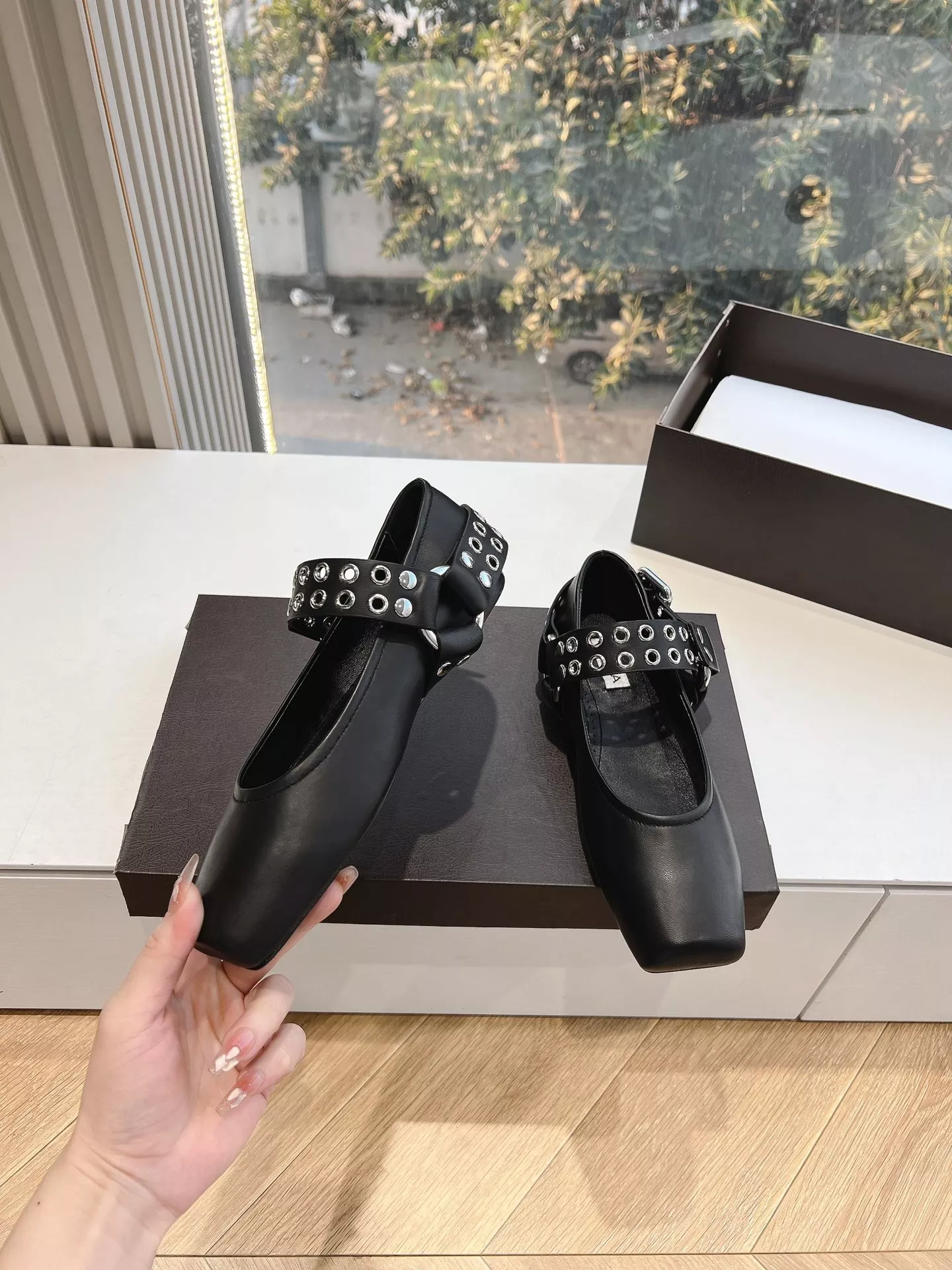 알라이아 피쉬넷 펀칭 디테일 레더 발레리나 플랫 상세 이미지 5