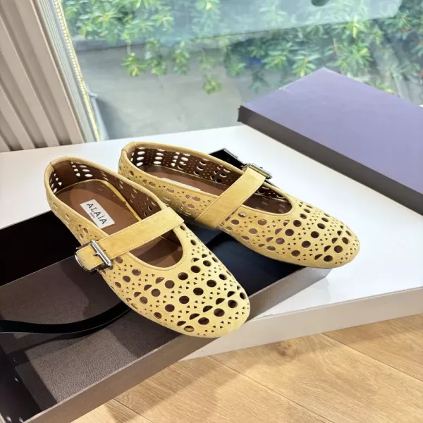 알라이아 펀칭 컷아웃 발레리나 플랫슈즈