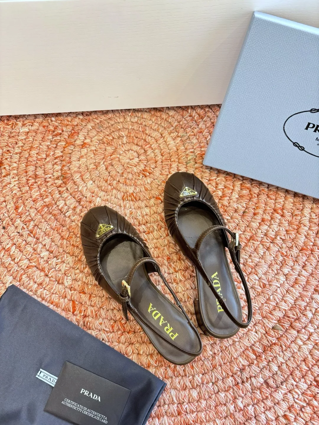 프라다 삼각 로고 주름 레더 메리제인 슈즈 상세 이미지 4