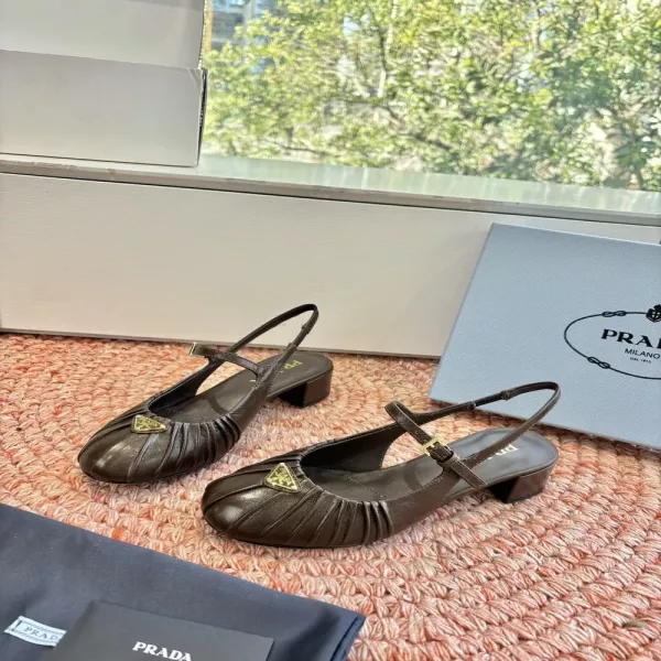 프라다 삼각 로고 주름 레더 메리제인 슈즈