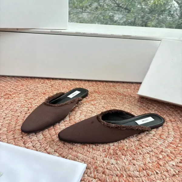 토템 미니멀 실크 포인트 슬리퍼