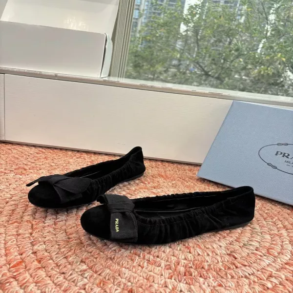 프라다 삼각로고 복고 라운드토 메리제인 플랫