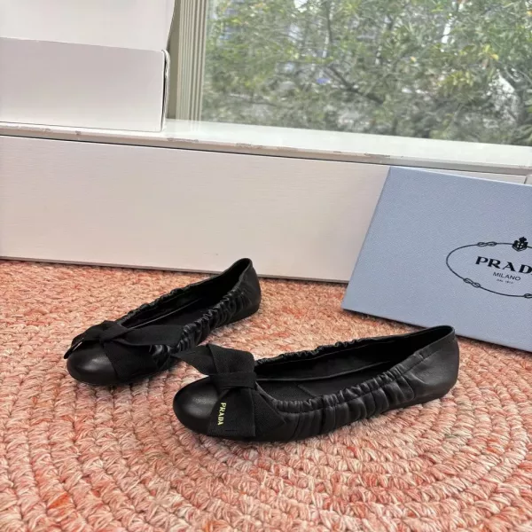 프라다 삼각 로고 플리츠 메리제인 플랫