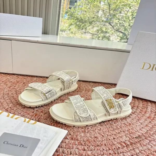 디올 크리스찬 디올 로고 버클 자수 스트랩 샌들