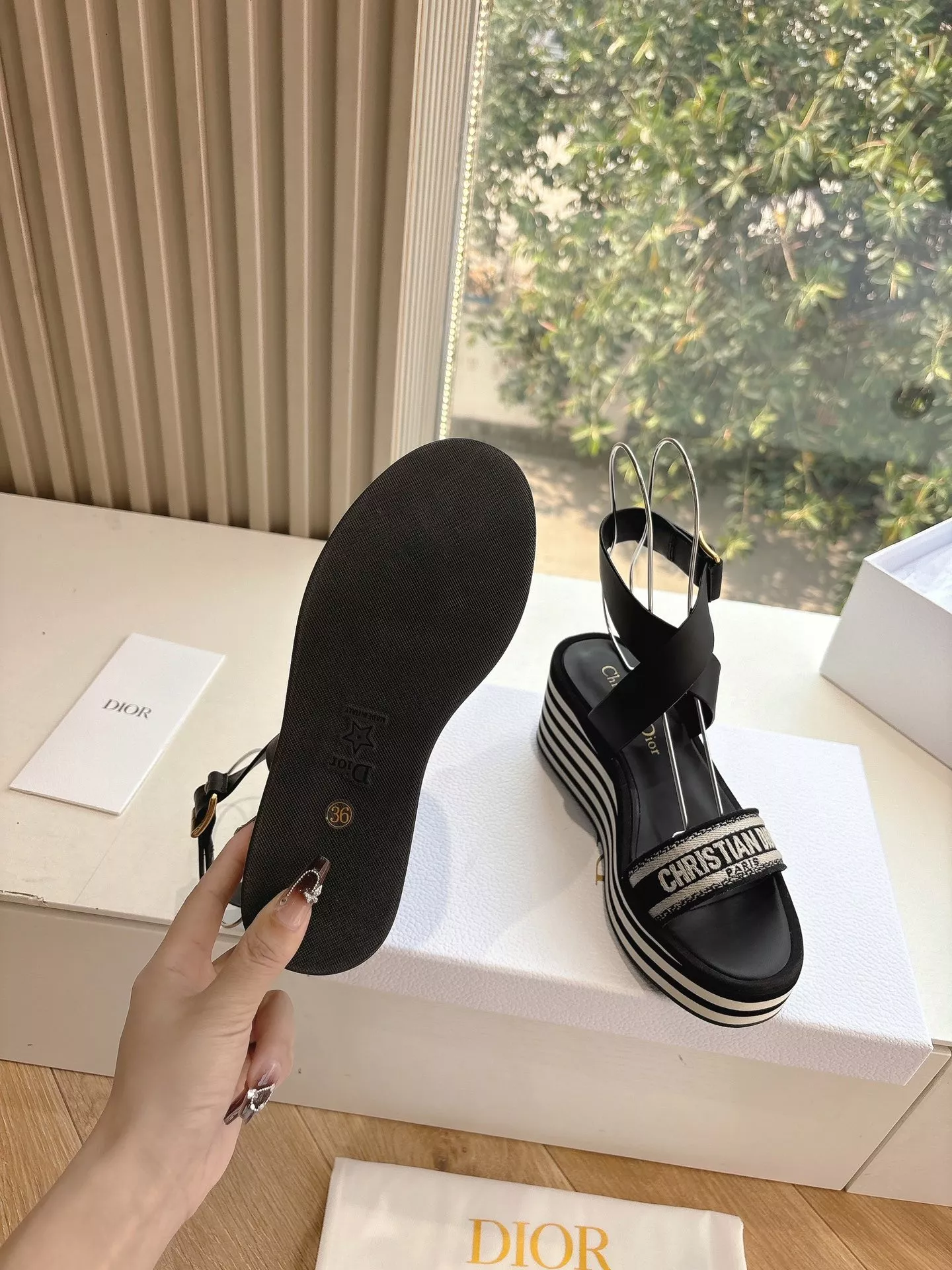 디올 샤크스티치 자수 로고 버클 샌들 상세 이미지 6