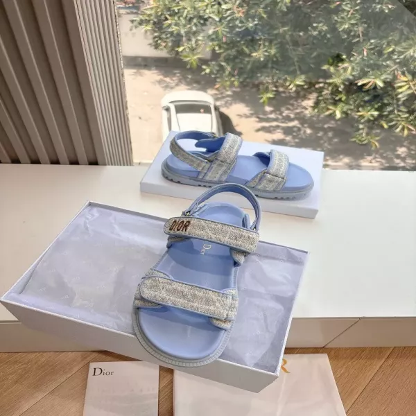 디올 2025 초봄 로고 버클 자수 레더 샌들
