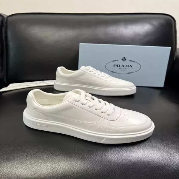 프라다 화이트 레더 로우탑 스니커즈
