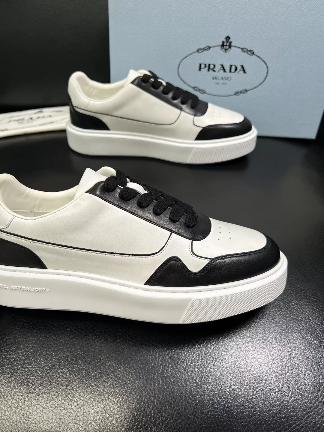 프라다 레더 로우 스니커즈 상세 이미지 6