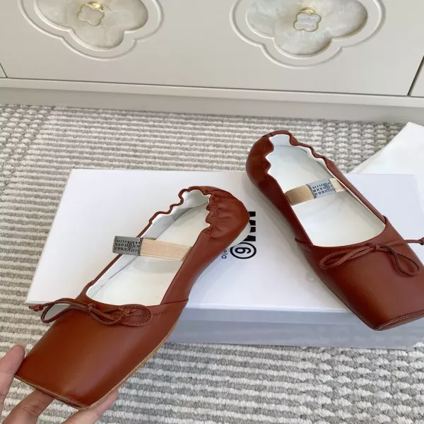 메종마르지엘라 로고 밴드 스퀘어토 리본 메리제인