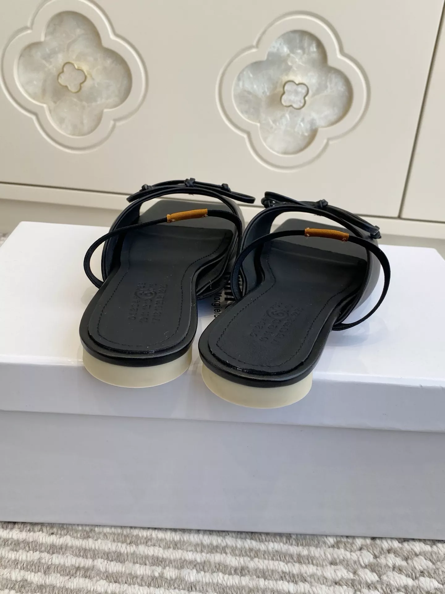 메종마르지엘라 사각코 리본 장식 로고 밴드 슬리퍼 상세 이미지 8