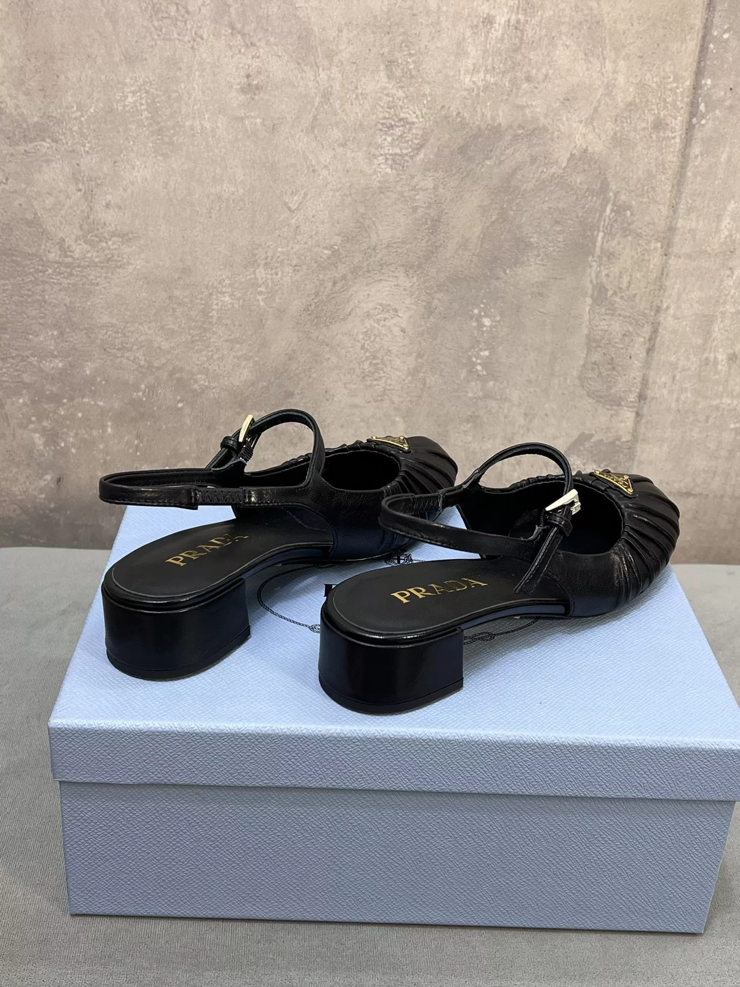 프라다 삼각 로고 주름 가죽 슬링백 미들힐 상세 이미지 8