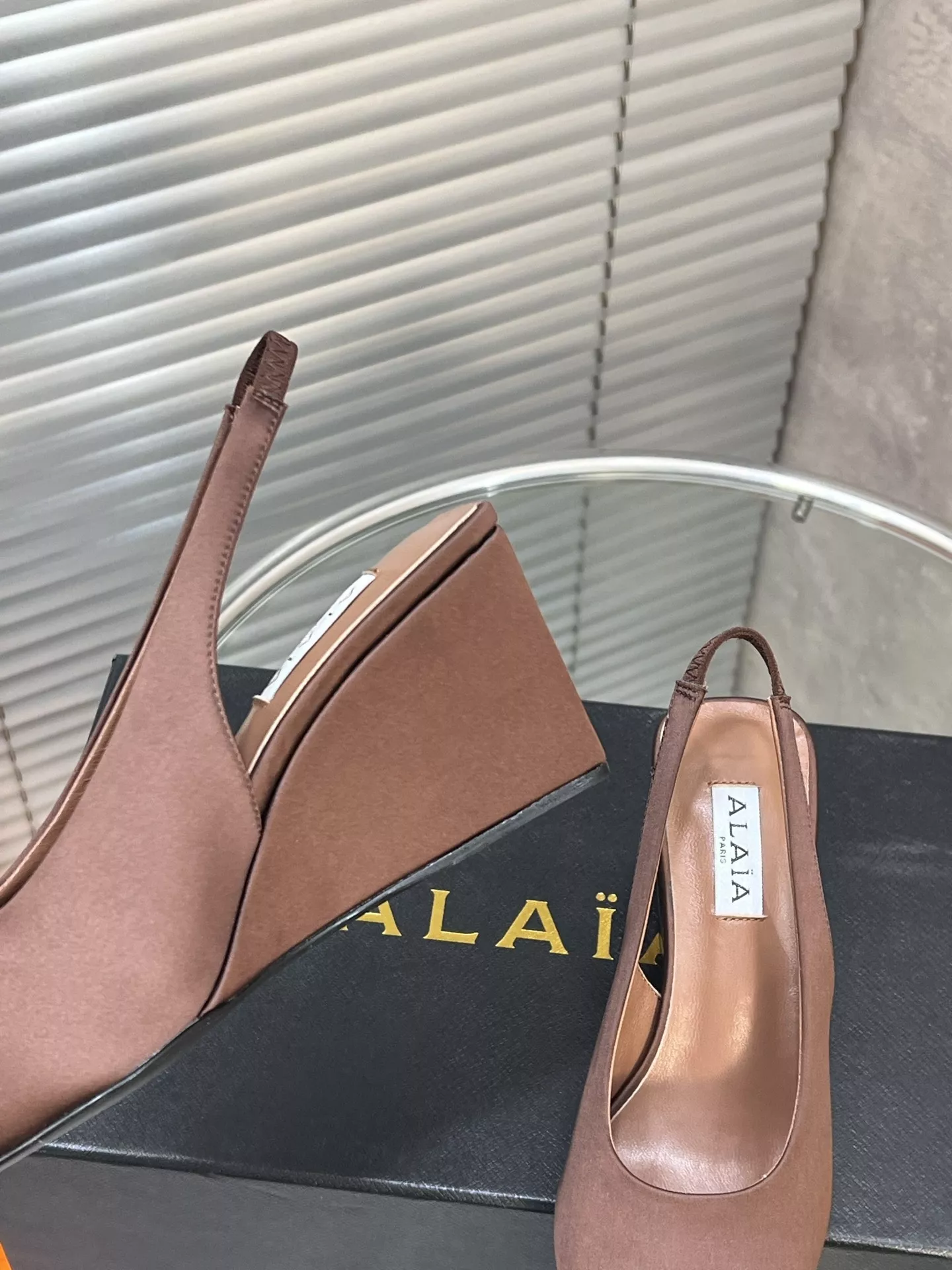 알라이아 큐브 웨지 새틴 포인티드 슬링백 샌들 상세 이미지 7