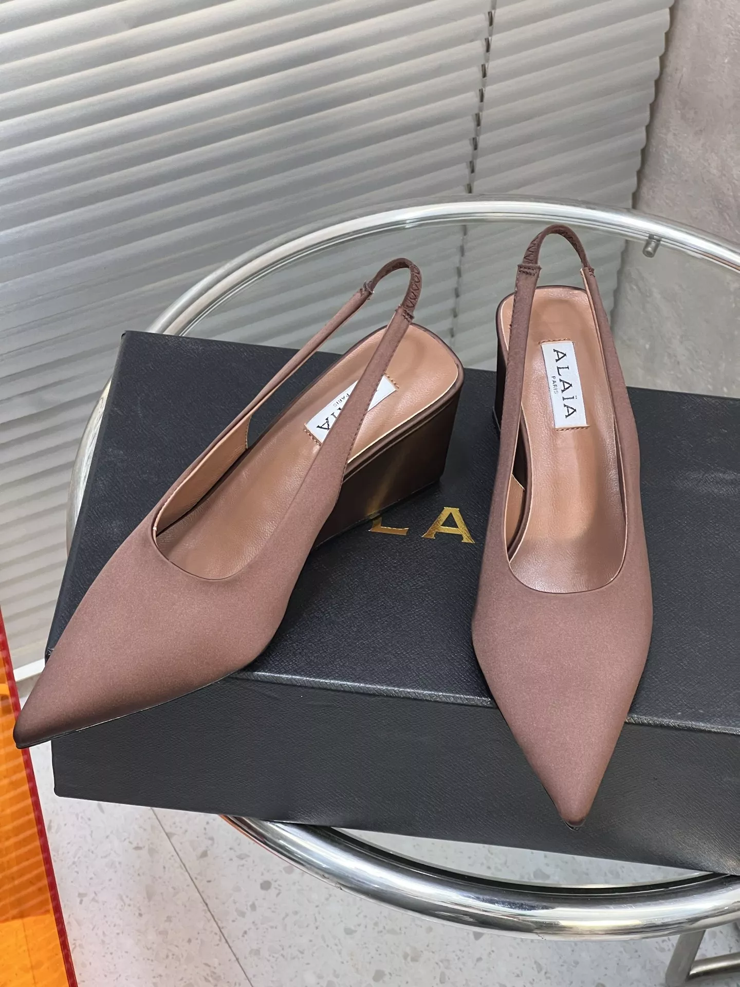 알라이아 큐브 웨지 새틴 포인티드 슬링백 샌들 상세 이미지 2